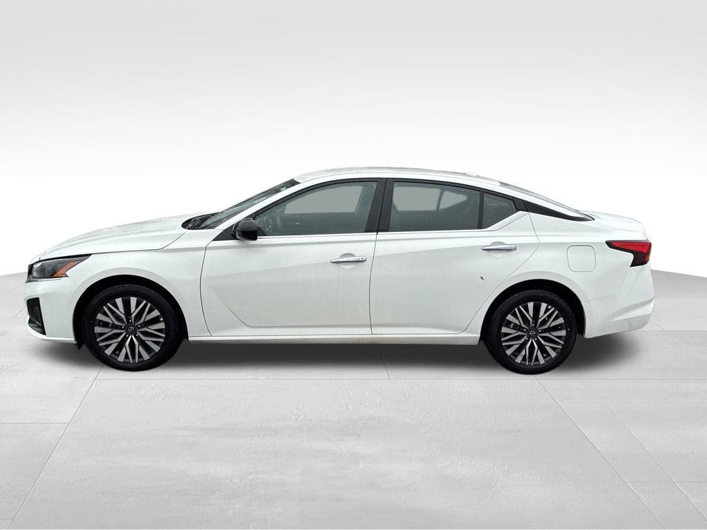 Used 2025 Nissan Altima 2.5 SV AWD/4WD image 2