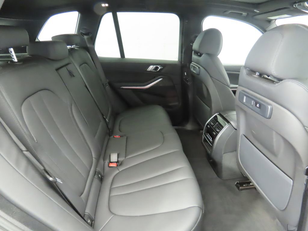 Used 2022 BMW X5 xDrive40i w/ Parking Assistance Package image 23
