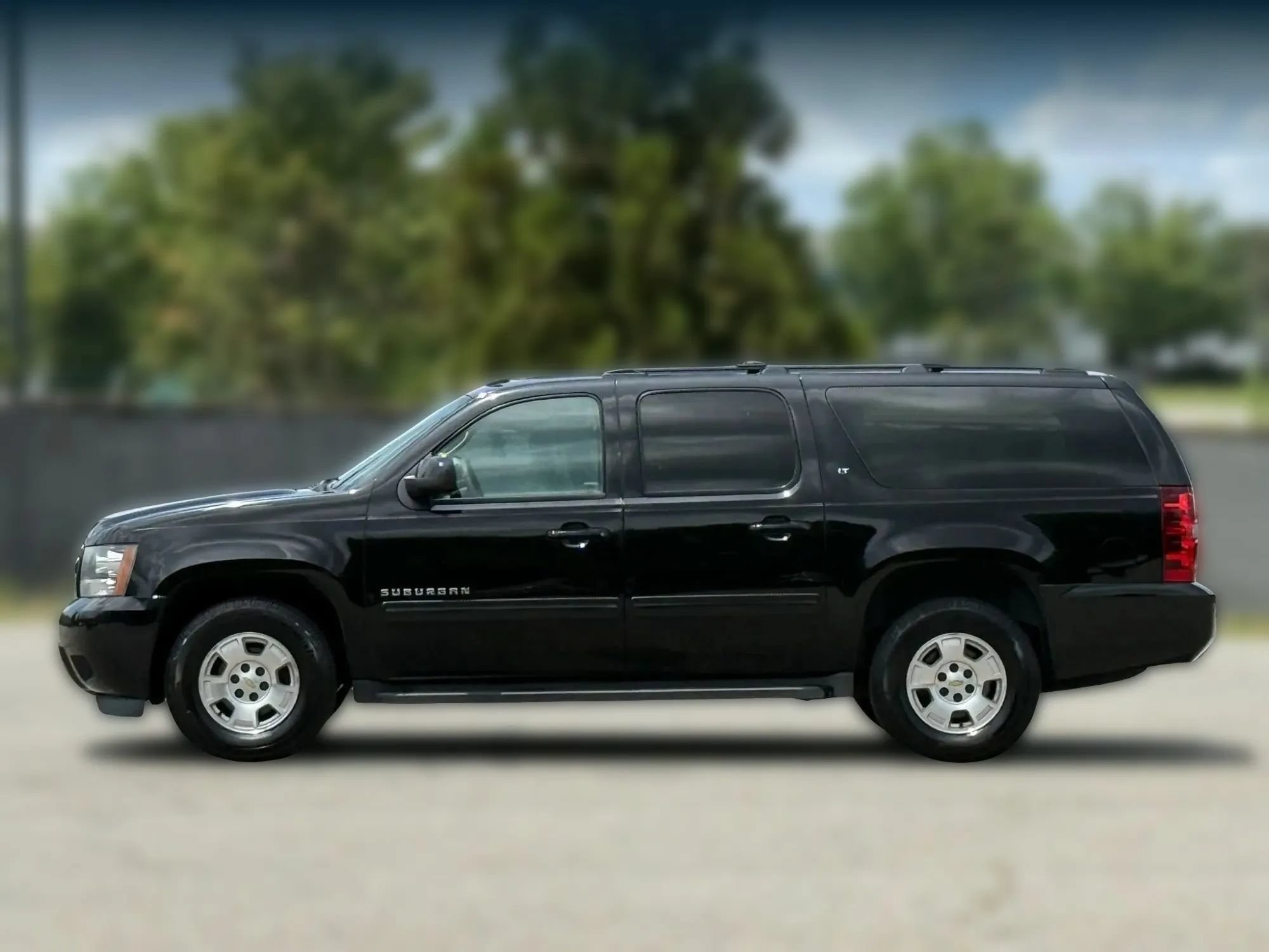 Used 2014 Chevrolet Suburban LT RWD image 8