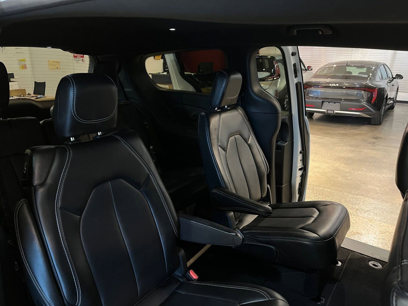 Used 2025 Chrysler Pacifica Select image 39