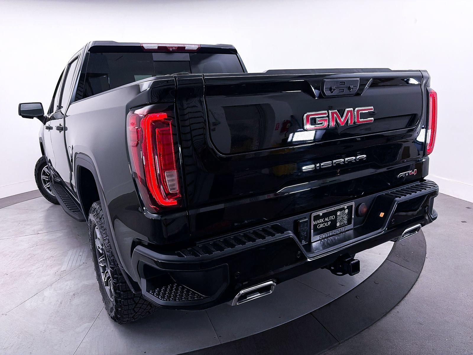 Used 2024 GMC Sierra 1500 AT4 w/ Technology Package AWD/4WD image 4