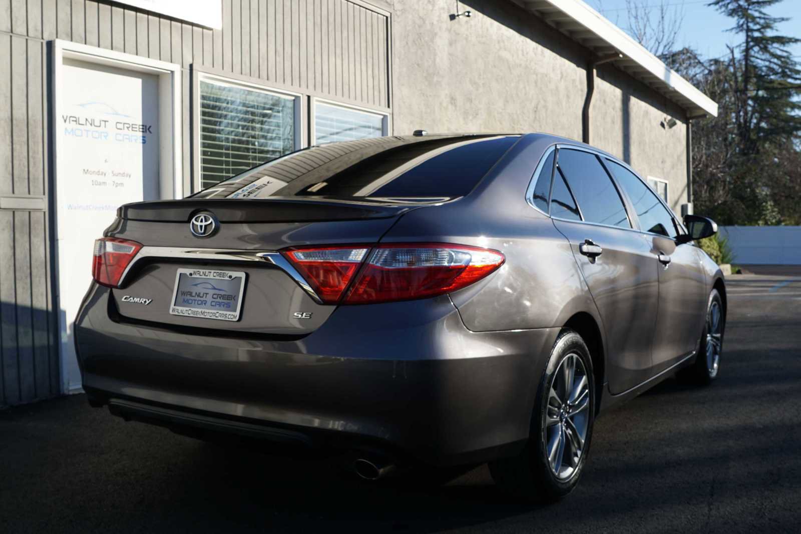 Used 2017 Toyota Camry SE w/ Moonroof Package image 23
