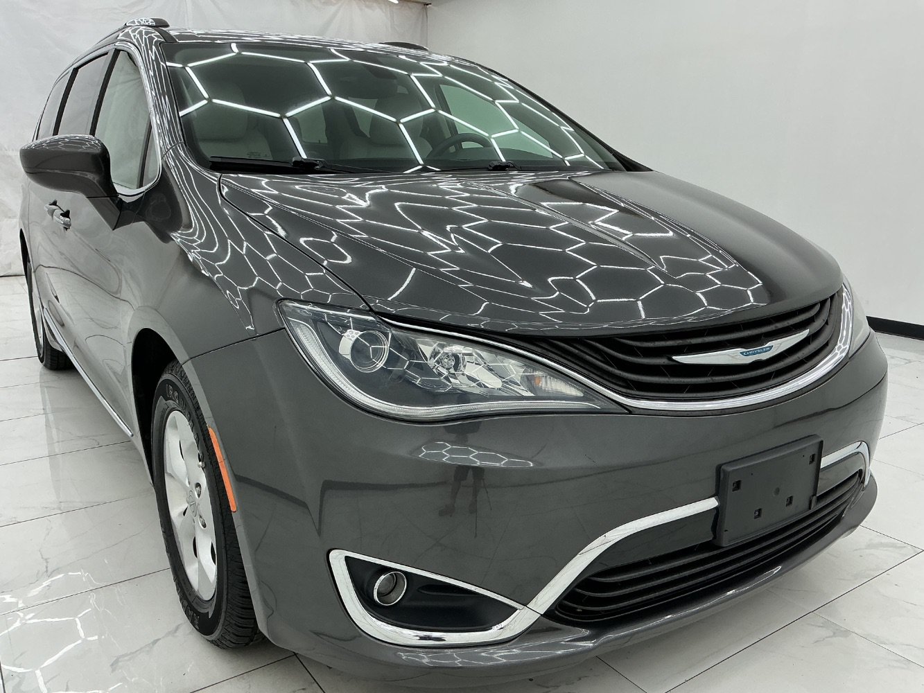 Used 2018 Chrysler Pacifica Touring-L FWD image 3