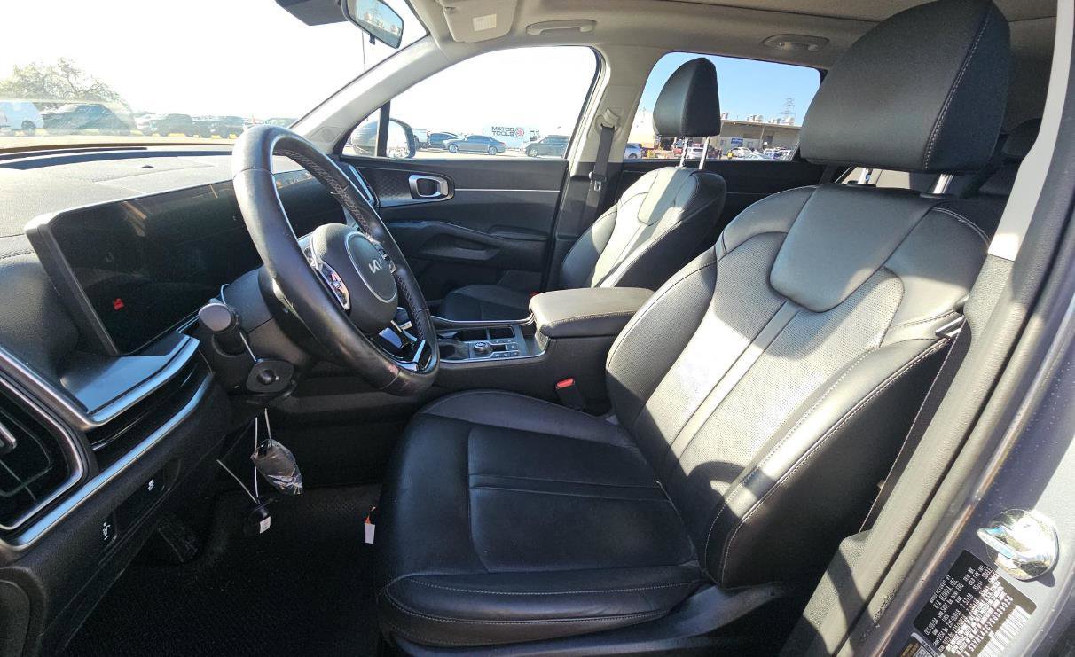 Used 2025 Kia Sorento S w/ Panoramic Sunroof Package image 3