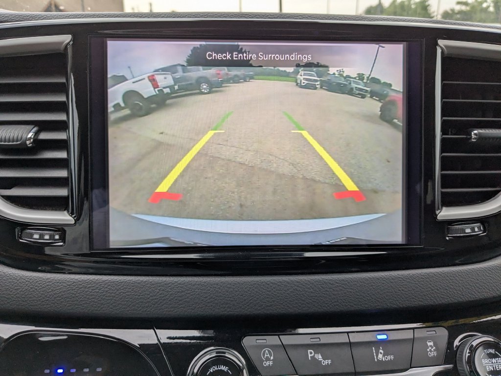 Used 2024 Chrysler Pacifica Touring-L FWD image 3