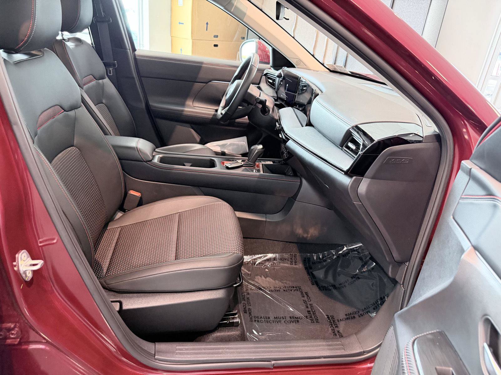 Used 2025 Nissan Kicks SR AWD/4WD image 28