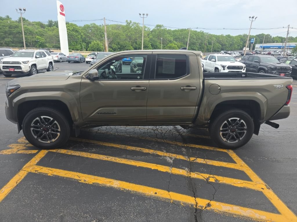 Used 2024 Toyota Tacoma TRD Sport w/ TRD Sport Premium Package AWD/4WD image 8
