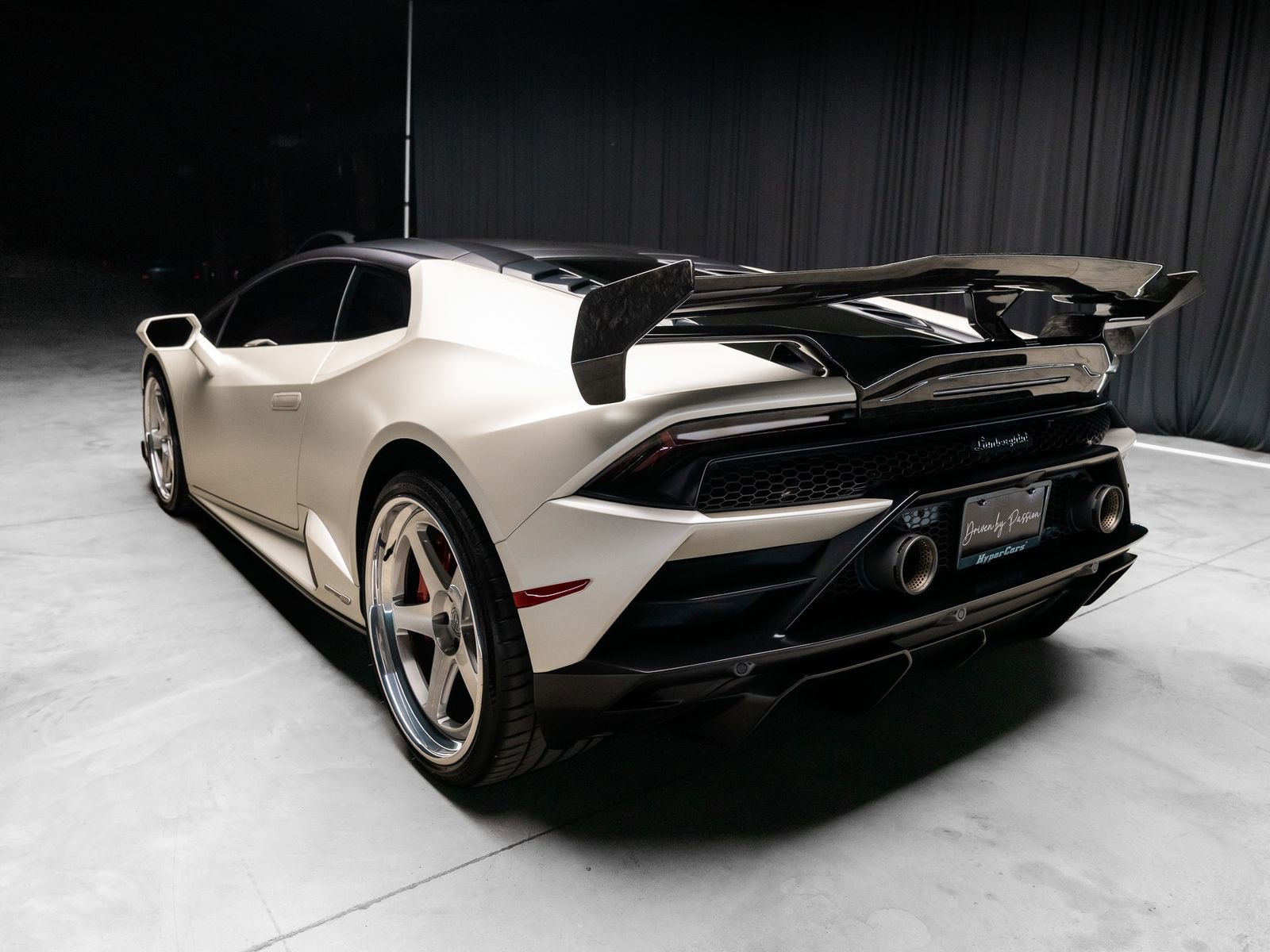 Used 2021 Lamborghini Huracan EVO image 12