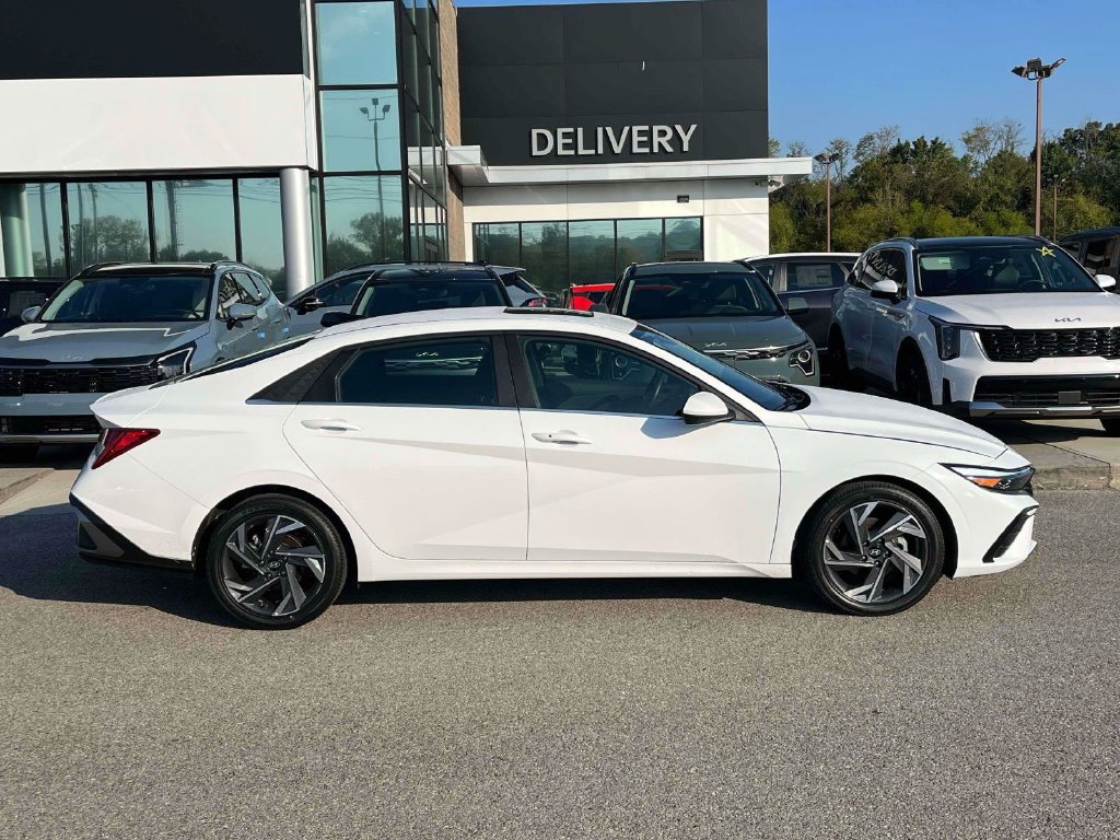 Used 2025 Hyundai Elantra SEL FWD image 24