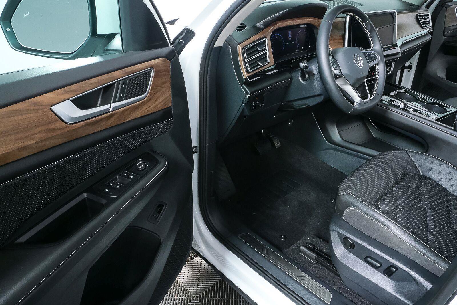 Used 2026 Volkswagen Atlas SE w/ Panoramic Sunroof Package AWD/4WD image 7