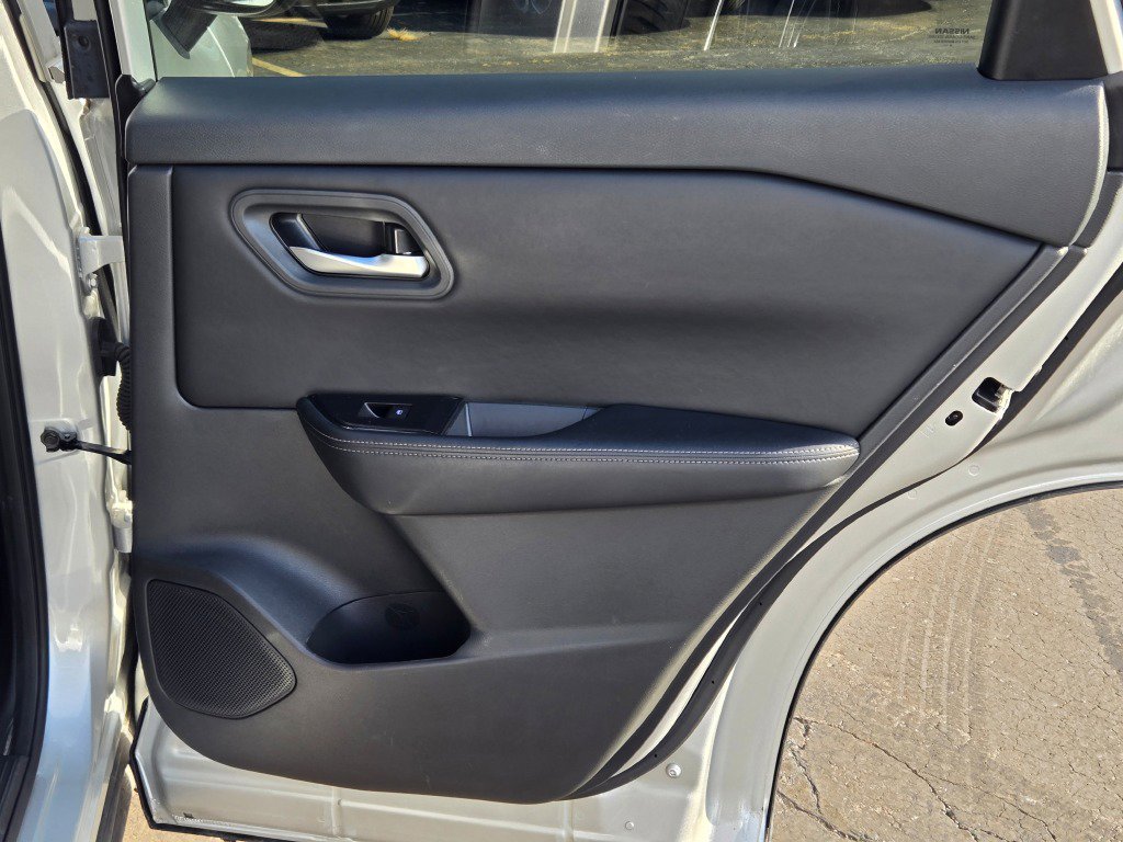 Used 2025 Nissan Rogue SV FWD image 8