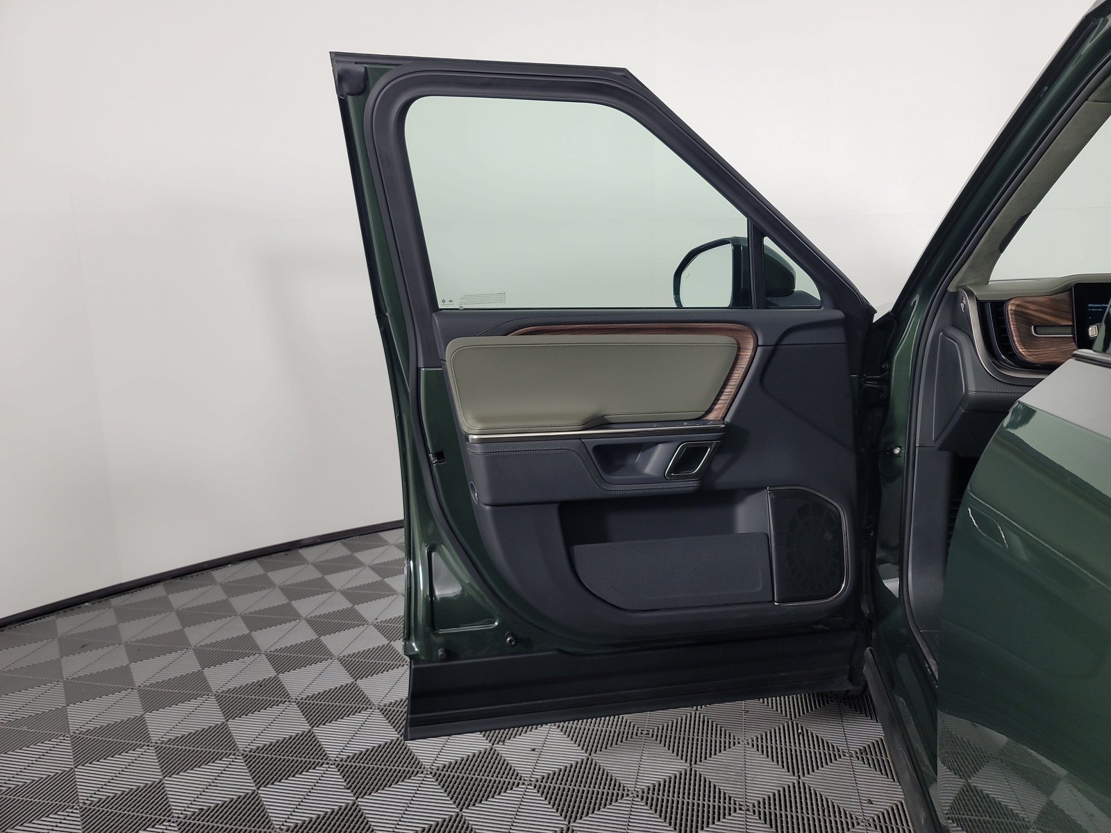 Used 2024 Rivian R1T Adventure AWD/4WD image 16
