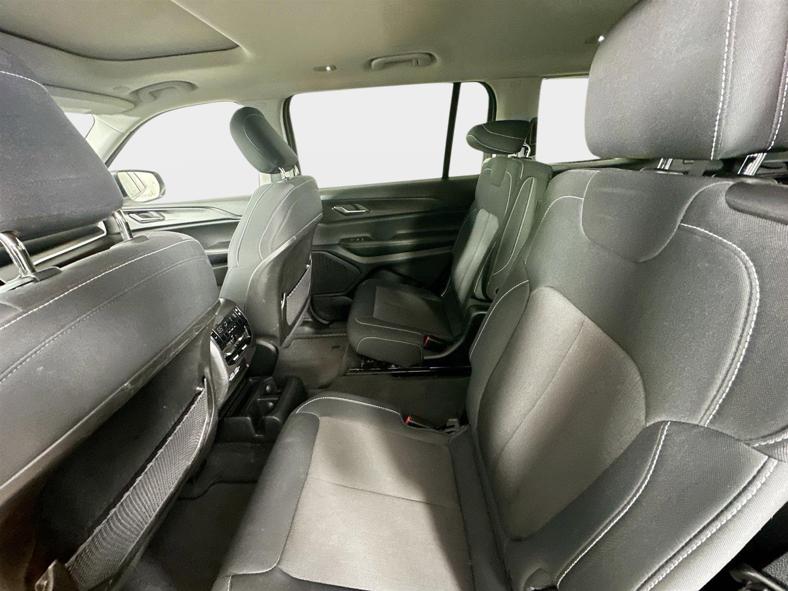 Used 2023 Jeep Grand Cherokee L Laredo image 30