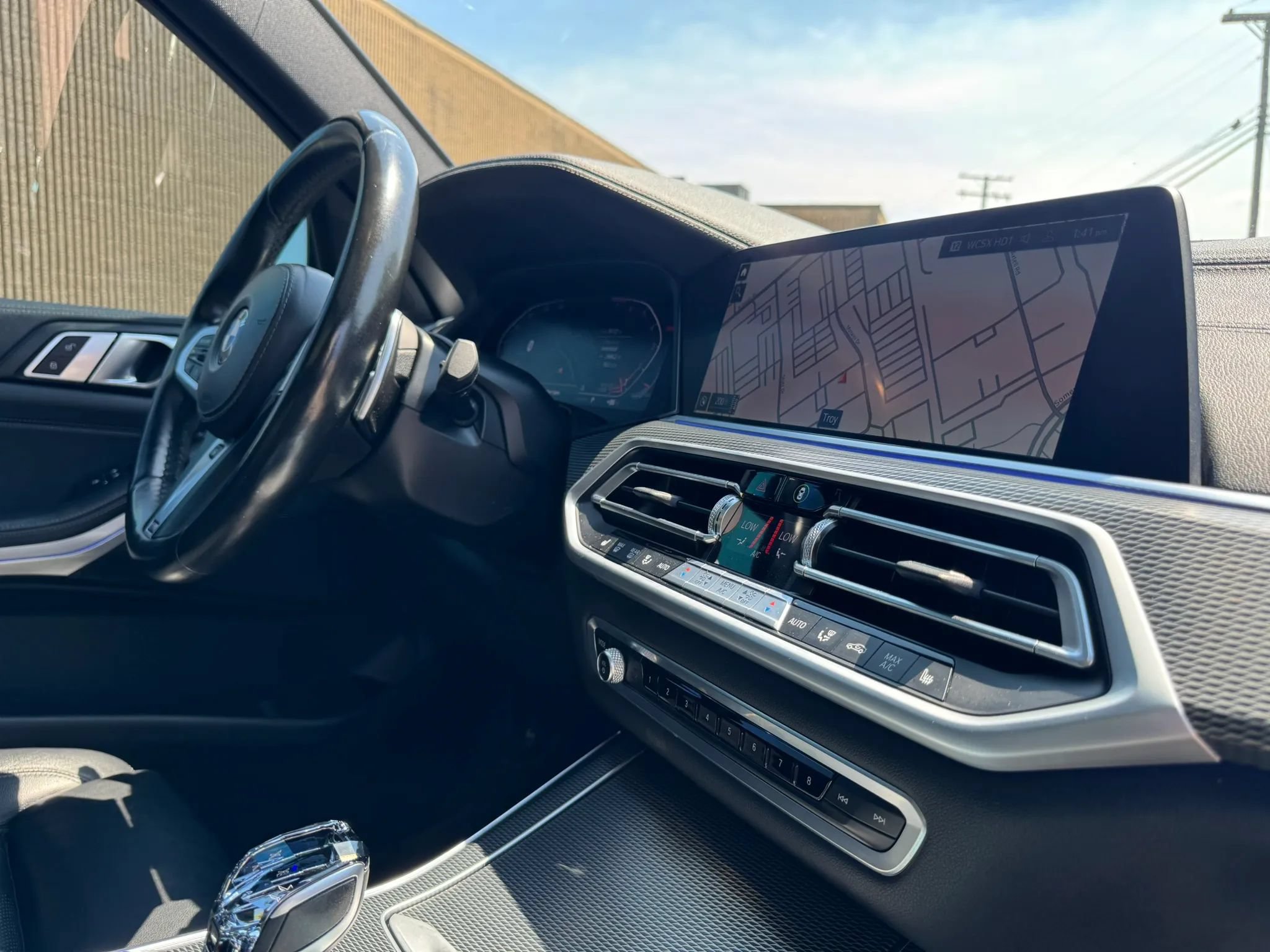Used 2021 BMW X5 xDrive40i w/ M Sport Package AWD/4WD image 31