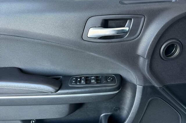 Used 2018 Dodge Charger SXT RWD image 11