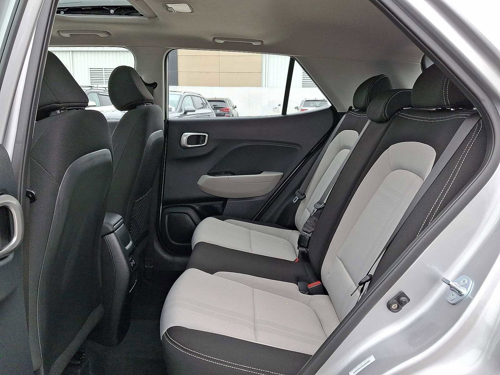 Used 2025 Hyundai Venue SEL image 28