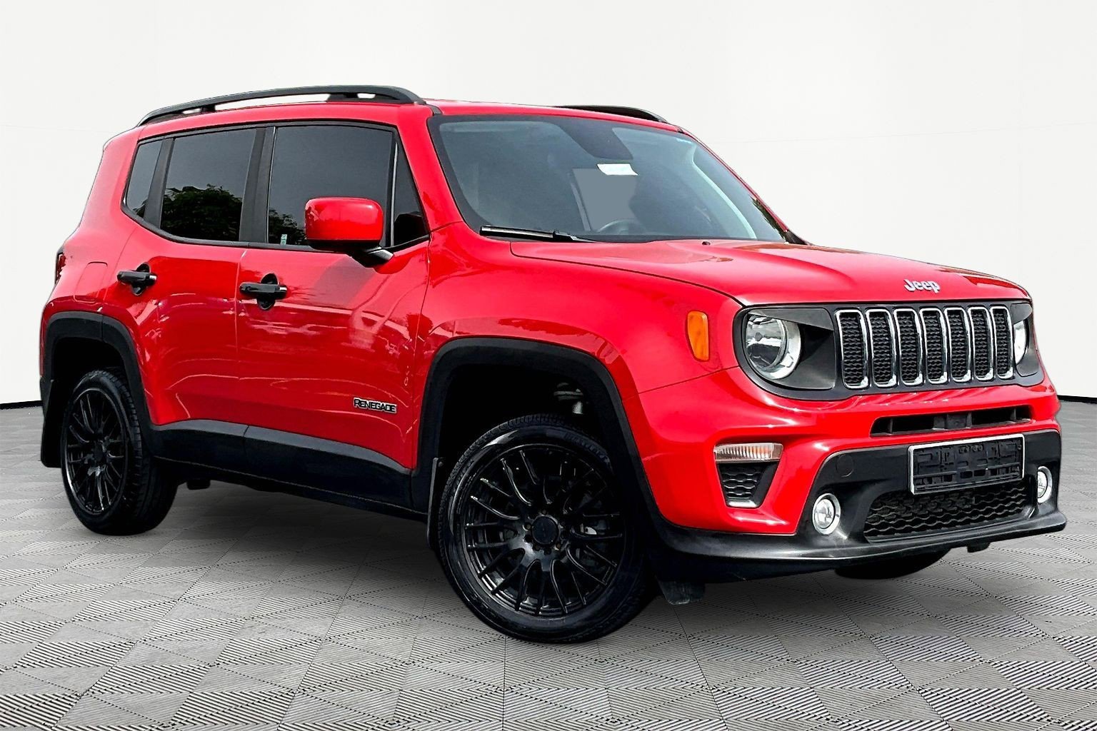 Used 2019 Jeep Renegade Latitude w/ Cold Weather Group AWD/4WD image 3