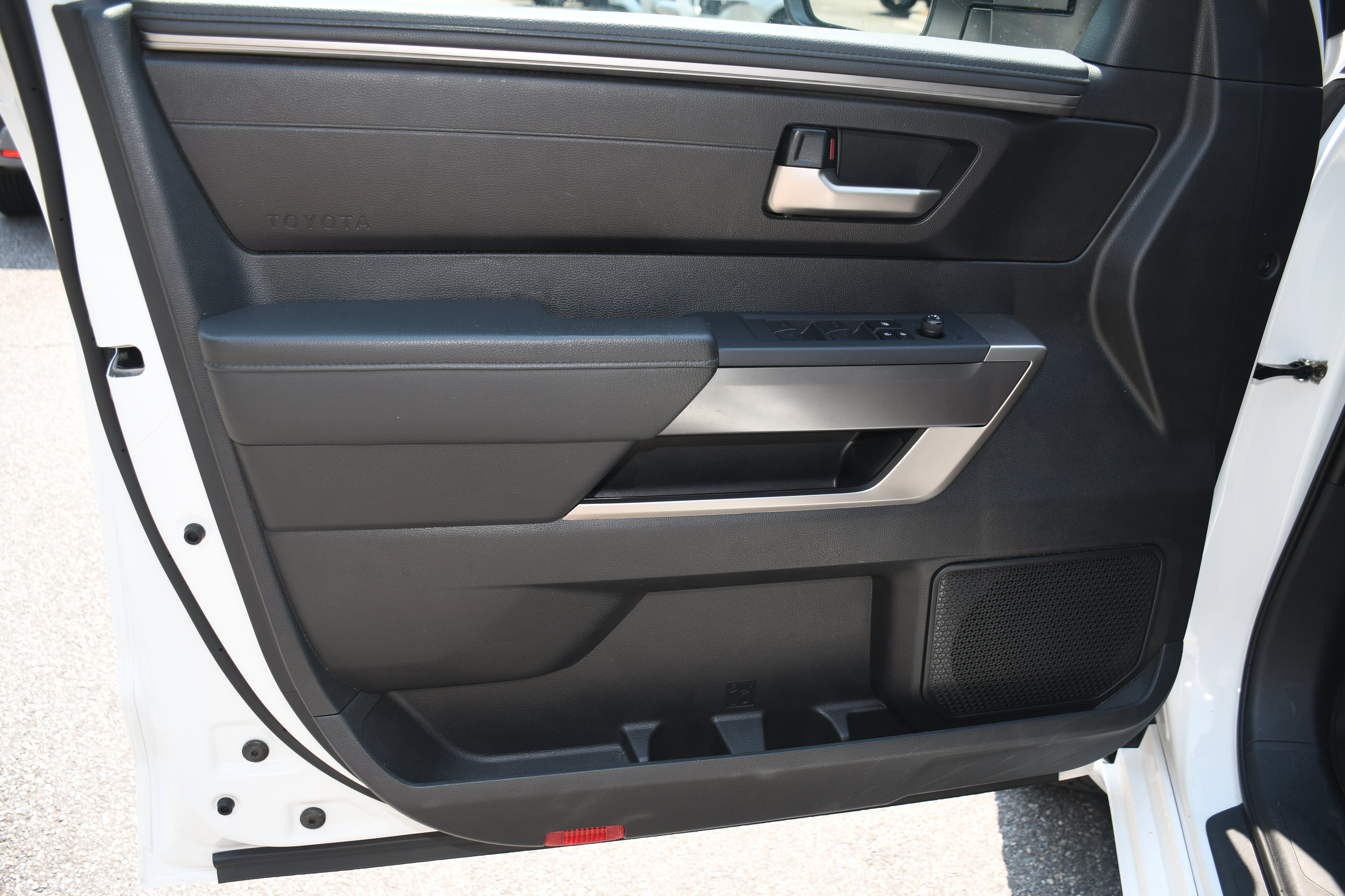 Used 2022 Toyota Tundra SR5 AWD/4WD image 9
