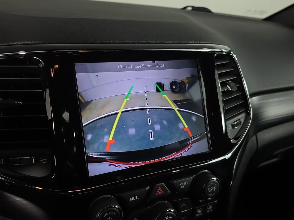 Used 2019 Jeep Grand Cherokee Laredo w/ Laredo X Package AWD/4WD image 19