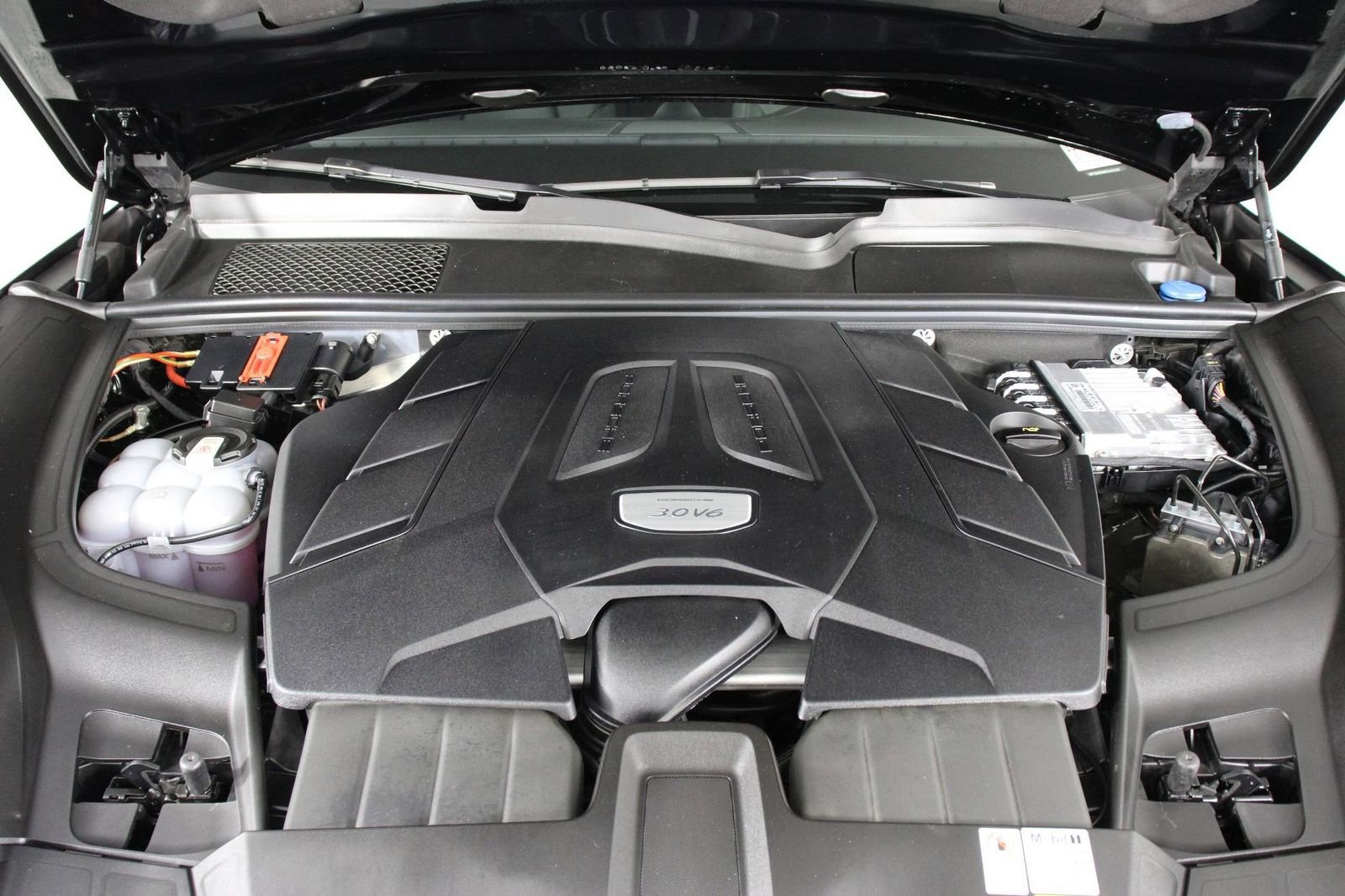 Certified 2023 Porsche Cayenne Platinum Edition image 26