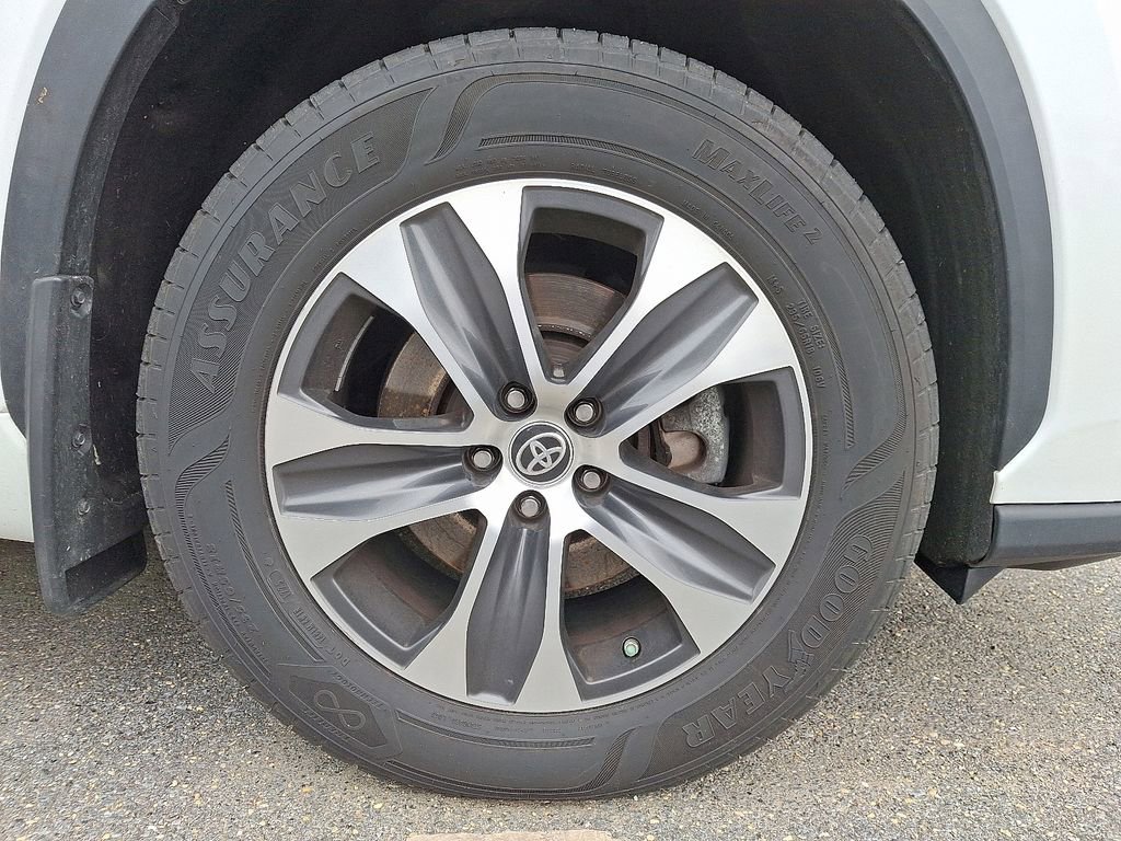 Used 2023 Toyota Highlander XLE image 5