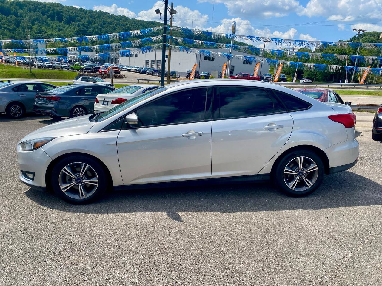 Used 2017 Ford Focus SE FWD image 4