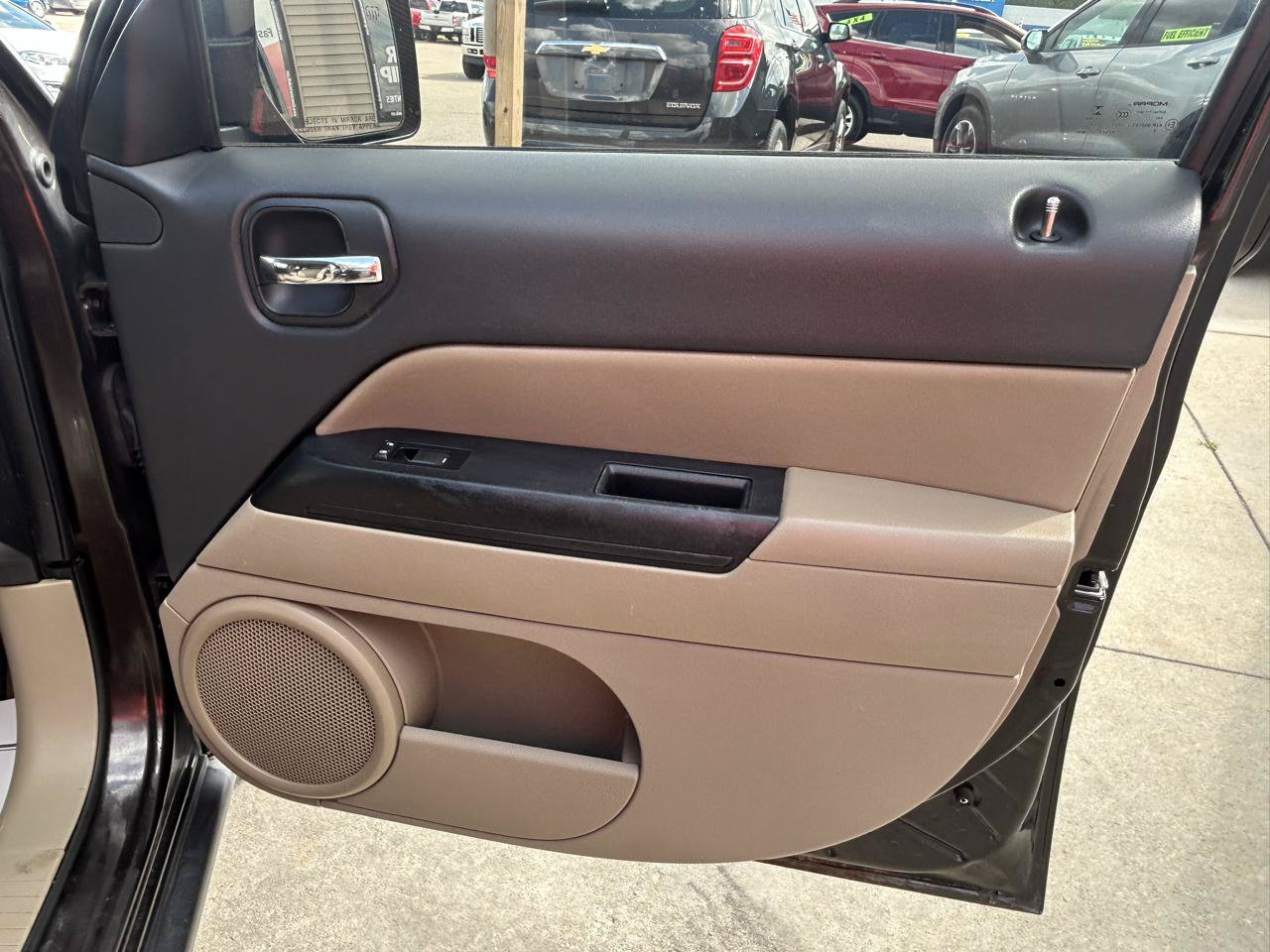Used 2014 Jeep Patriot Latitude FWD image 16