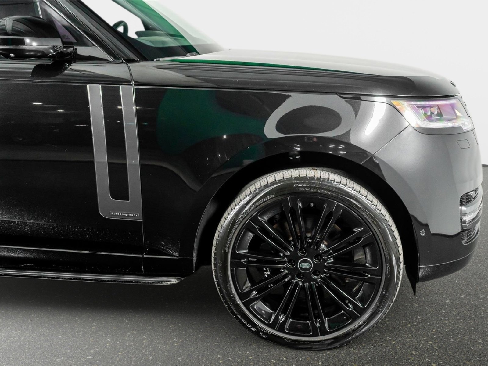 Used 2024 Land Rover Range Rover Long Wheelbase Autobiography image 5