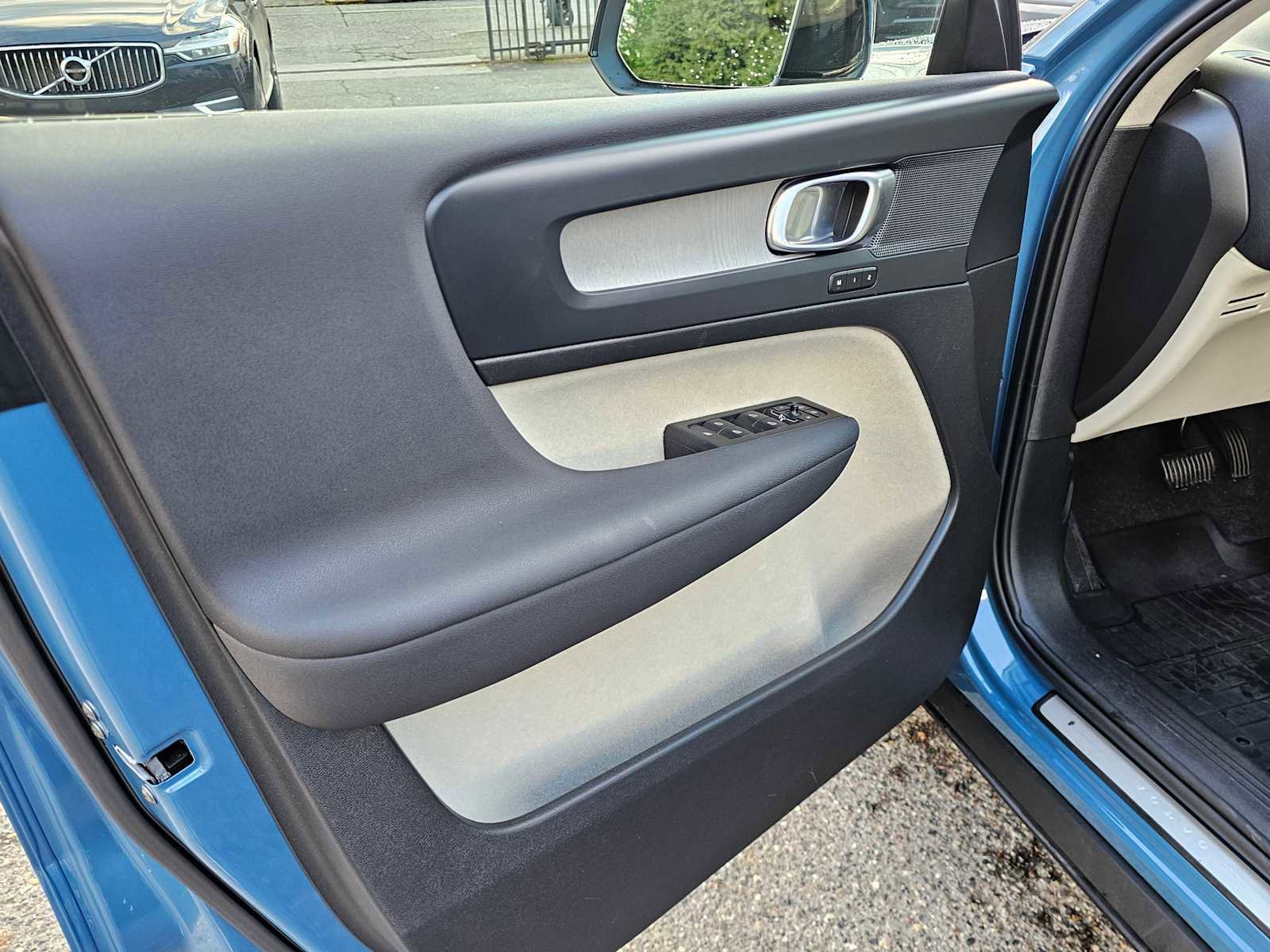 Certified 2024 Volvo XC40 B5 Plus w/ Protection Package Premier image 20