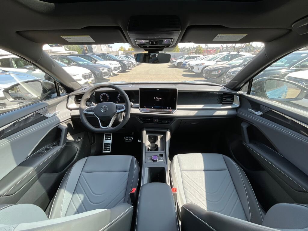 New 2025 Volkswagen Tiguan SE R-Line image 16