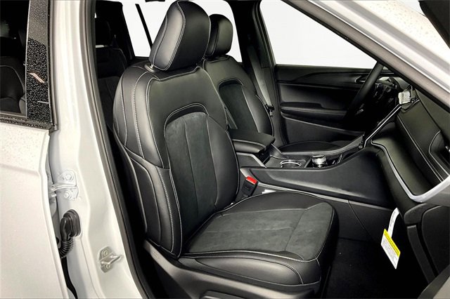 New 2025 Jeep Grand Cherokee L Altitude image 11