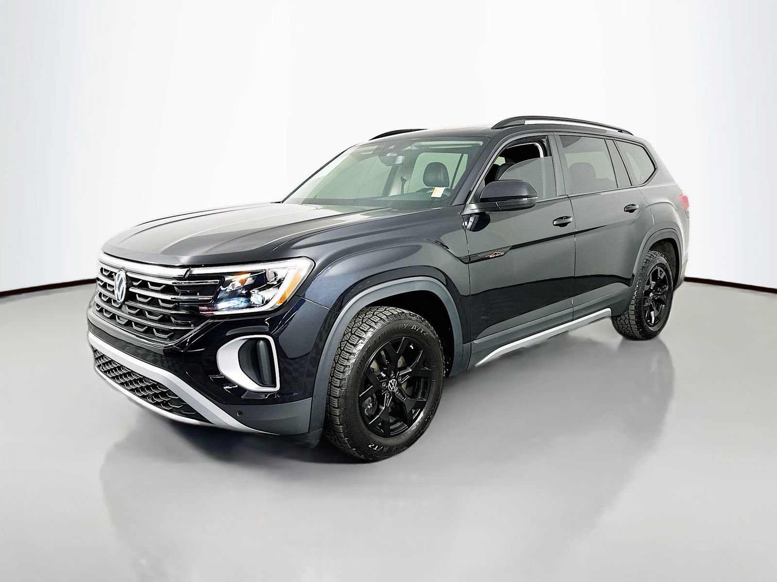 Used 2024 Volkswagen Atlas Peak Edition SE AWD/4WD image 4