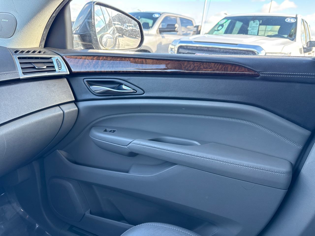 Used 2010 Cadillac SRX Luxury image 24