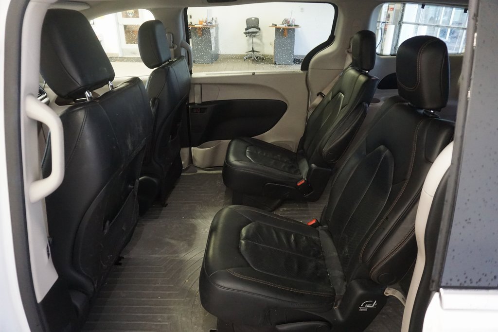 Used 2018 Chrysler Pacifica Touring-L w/ Tire & Wheel Group image 22