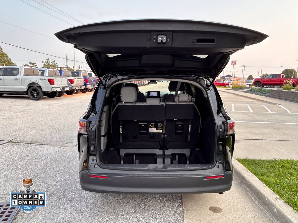 Used 2025 Toyota Sienna LE FWD image 16