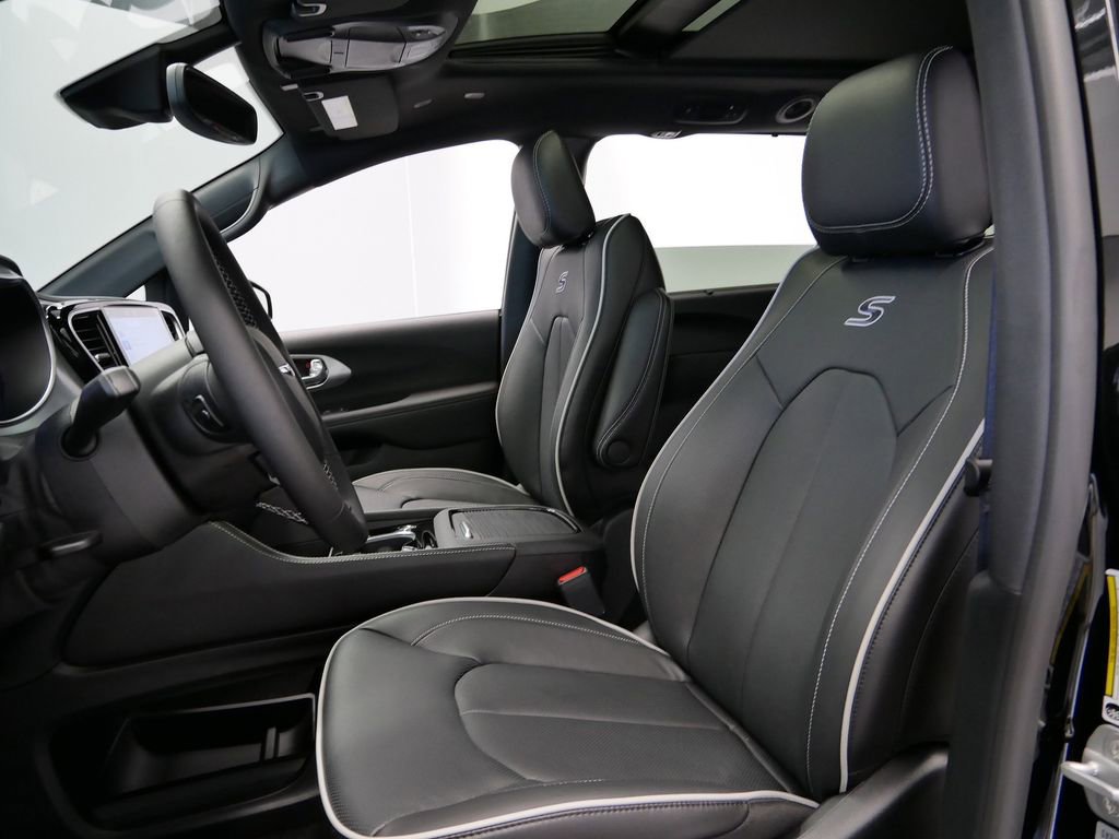 New 2026 Chrysler Pacifica Limited w/ S Appearance Package image 3
