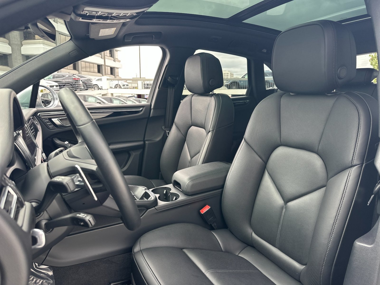 Certified 2026 Porsche Macan AWD/4WD image 6