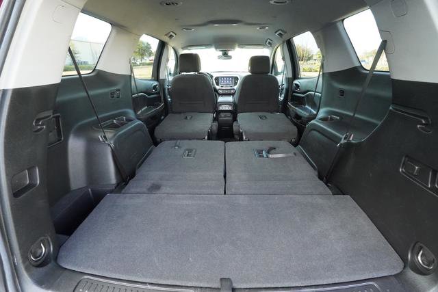 Used 2023 GMC Acadia SLE w/ Driver Convenience Package image 29