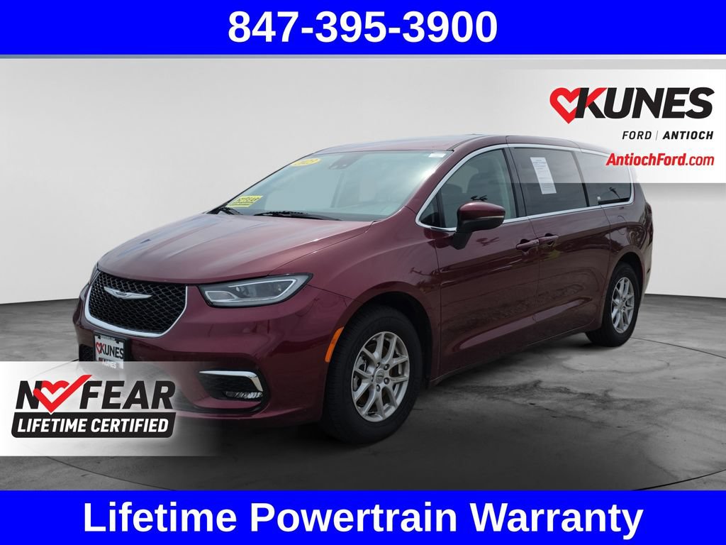 Used 2023 Chrysler Pacifica Touring-L FWD image 3