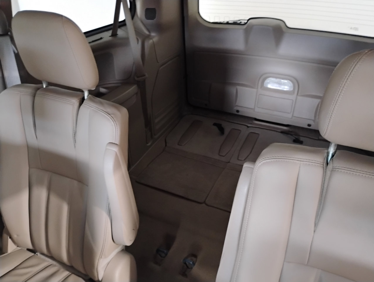 Used 2016 Chrysler Town & Country Touring image 13