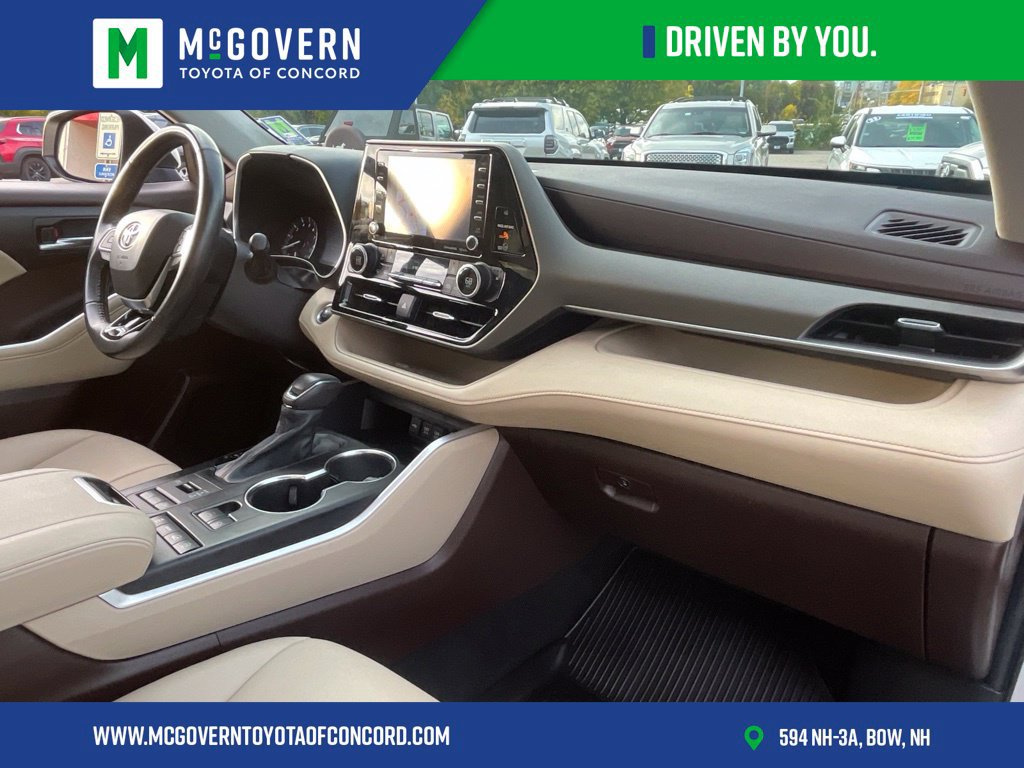 Used 2021 Toyota Highlander XLE AWD/4WD image 30