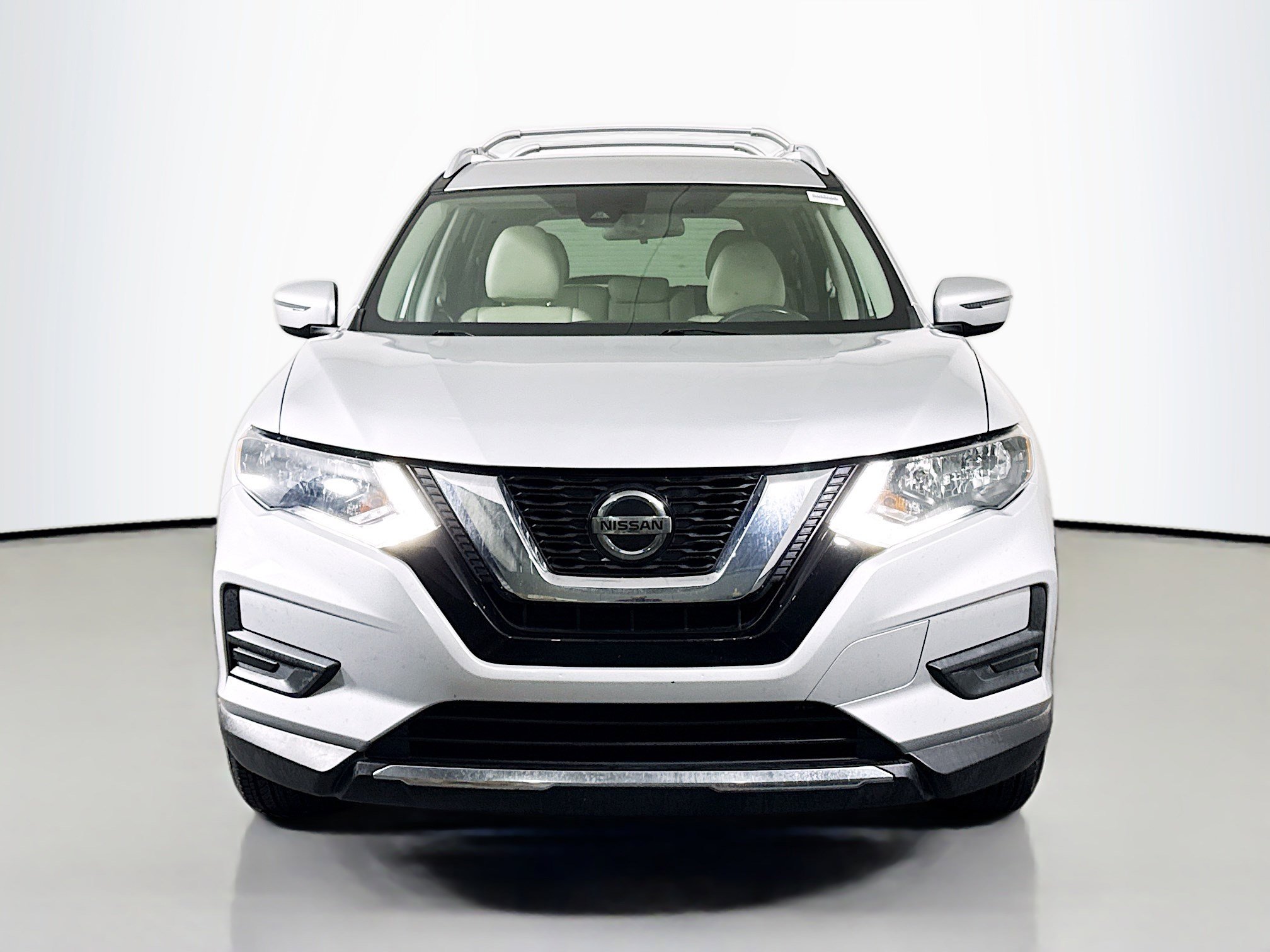 Used 2019 Nissan Rogue SV image 2