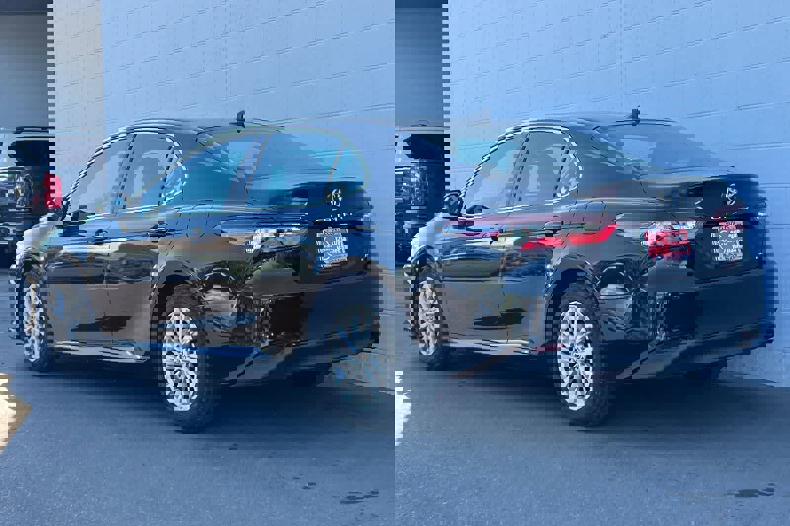 Used 2021 Toyota Camry LE image 7