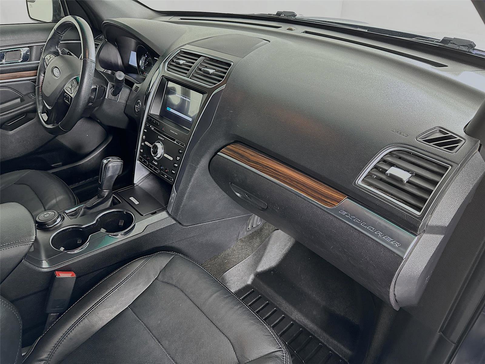 Used 2017 Ford Explorer Limited image 31