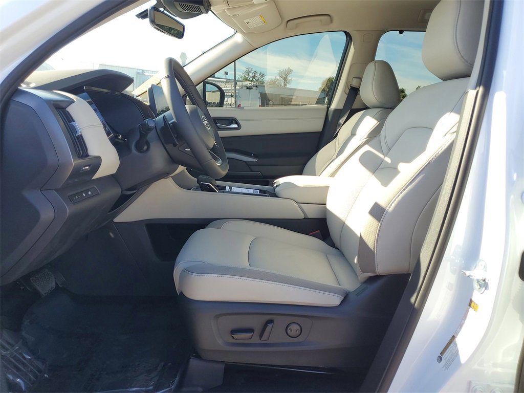 New 2025 Nissan Pathfinder SL image 9