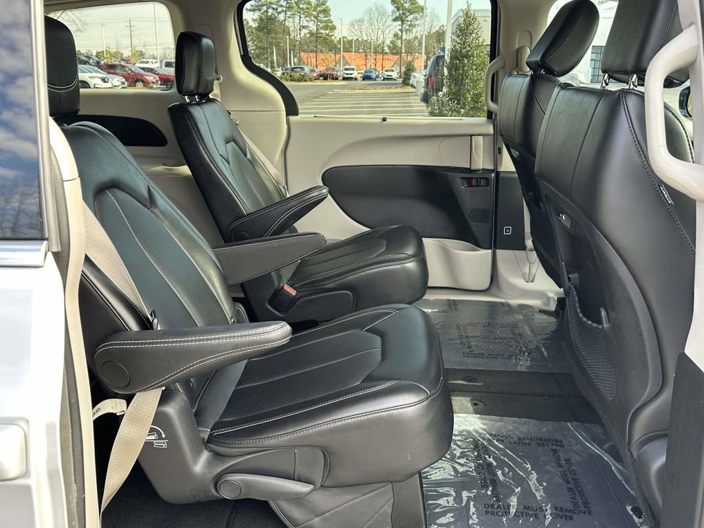 Used 2024 Chrysler Pacifica Touring-L image 7