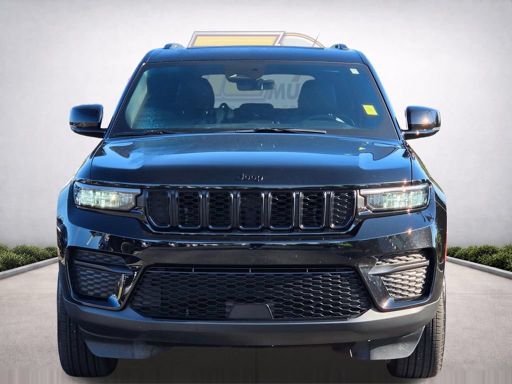 Used 2025 Jeep Grand Cherokee Altitude AWD/4WD image 3