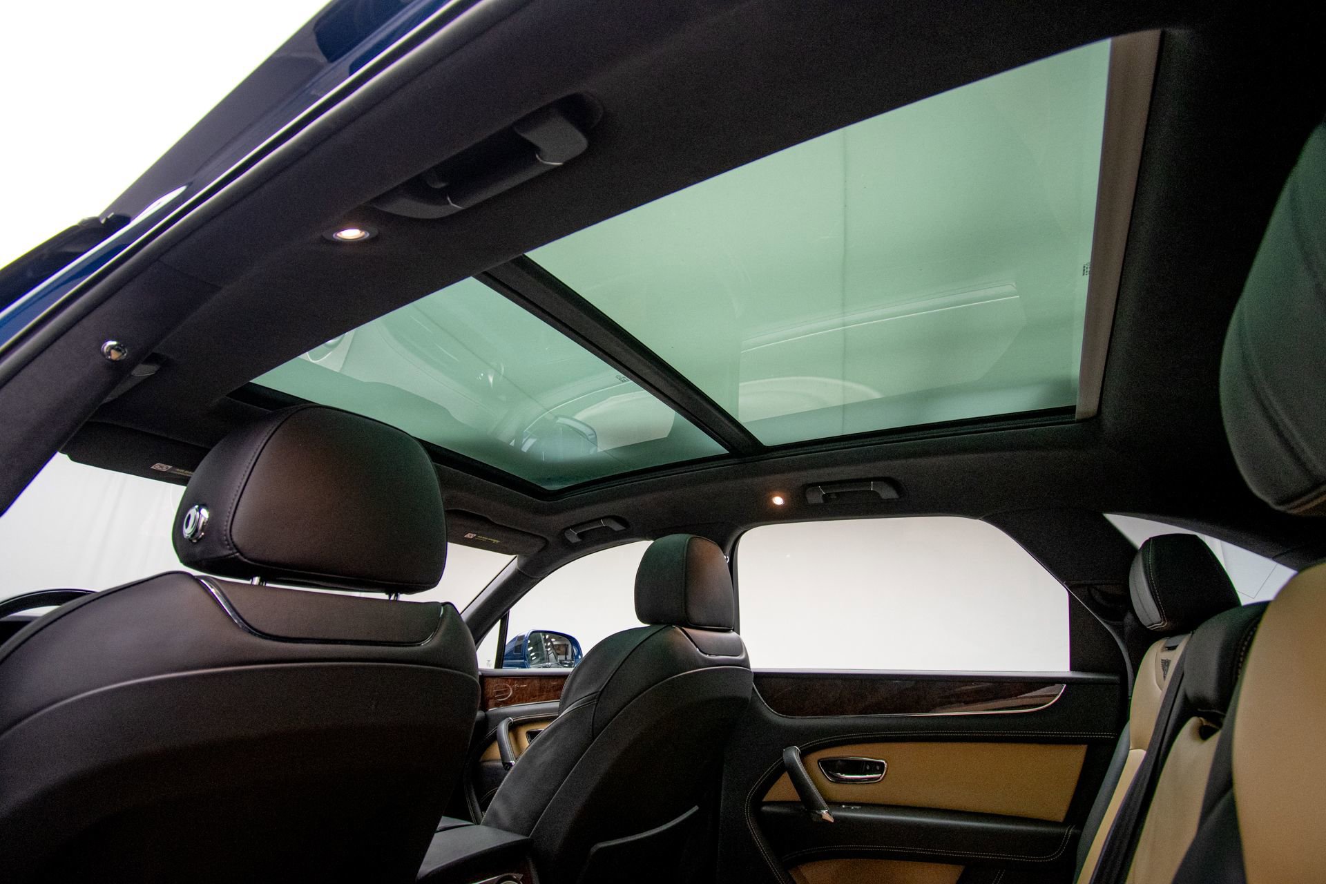 Used 2018 Bentley Bentayga Activity image 27