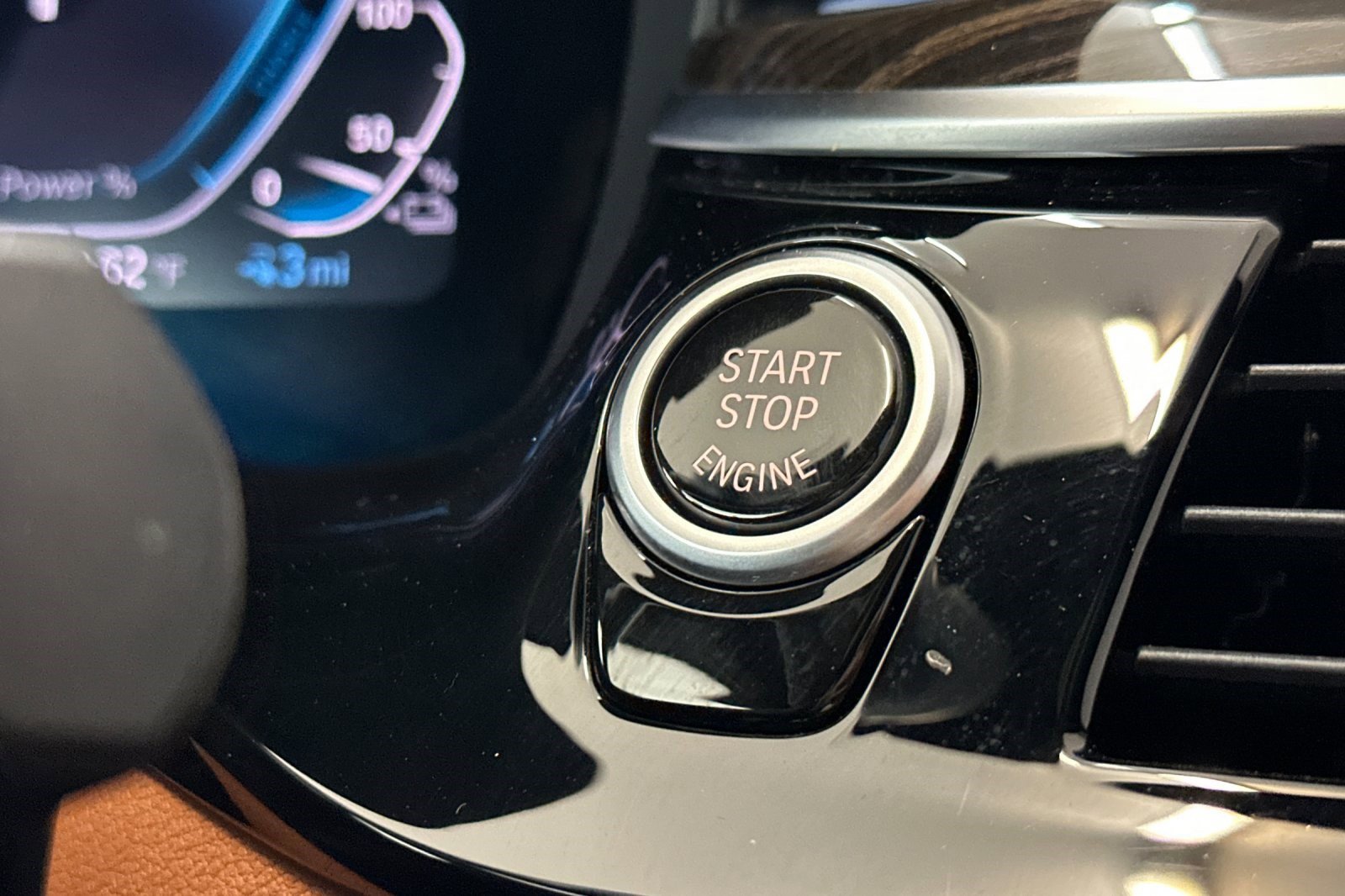 Certified 2023 BMW 530e w/ Convenience Package image 32