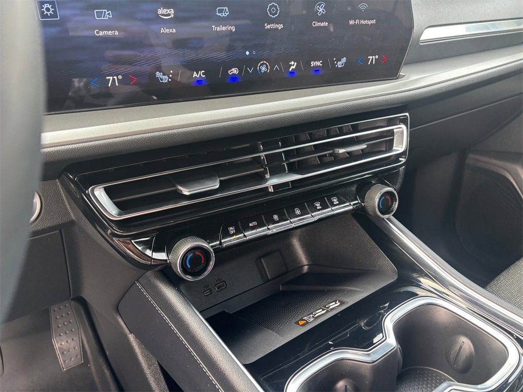 Used 2025 Chevrolet Traverse LT image 17